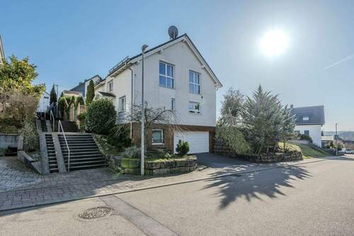 Hausansicht - Titel - Lichtdurchflutetes Familienhaus 