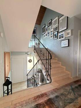 Treppenhaus - 8 Zimmer Einfamilienhaus in Wolsfeld