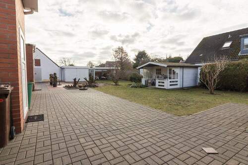 Blick in den Garten - 6 Zimmer Einfamilienhaus zum Kaufen in Lübeck