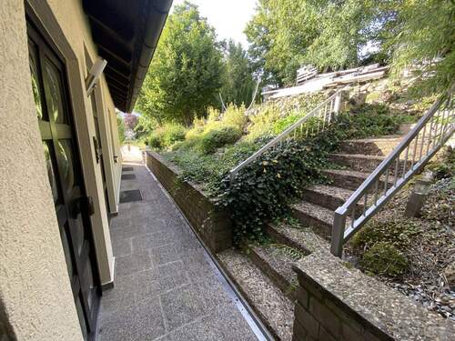 Hauseingang/ Treppe oberer Garten - 