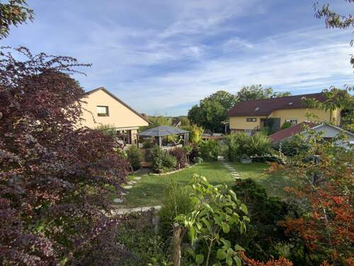Blick über den Zaun III - 7 Zimmer Mehrfamilienhaus, Wohnhaus in Obertrubach