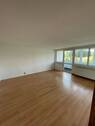 Wohnraum mit Blick zum Balkon - 