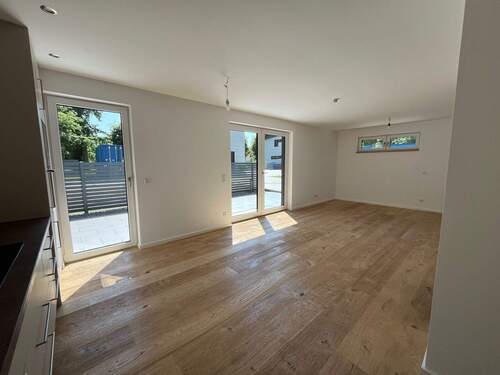 Blick in den offenen Wohn-/Essbereich - 
