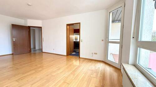 Großes gemütliches Wohnzimmer - Etagenwohnung mit 63,00 m² in Erlangen zum Kaufen