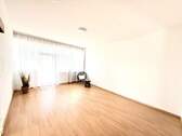 Wohnzimmer - Helle bezugsfreie 2-Zimmer-Wohnung mit Westbalkon in Top-Lage: Ideal für Selbstnutzer oder Anleger