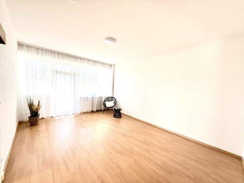 Wohnzimmer - Helle bezugsfreie 2-Zimmer-Wohnung mit Westbalkon in Top-Lage: Ideal für Selbstnutzer oder Anleger