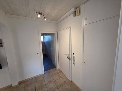 wohnungsflur Richtung Bad - 