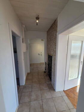 Wohnungsflur richtung Wg-Tür - 