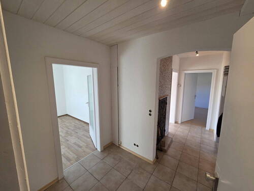 Wohnungsflur hinter Wohnungstü - 
