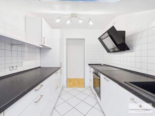 Küche mit Einbauten - 3 Zimmer Etagenwohnung in Saarbrücken