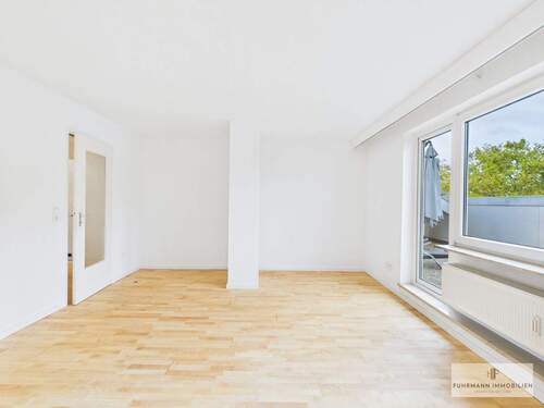 Wohnzimmer mit Ausstritt - 