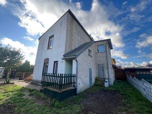 Seiten/Rückansicht - 6 Zimmer Mehrfamilienhaus, Wohnhaus zum Kaufen in Britz