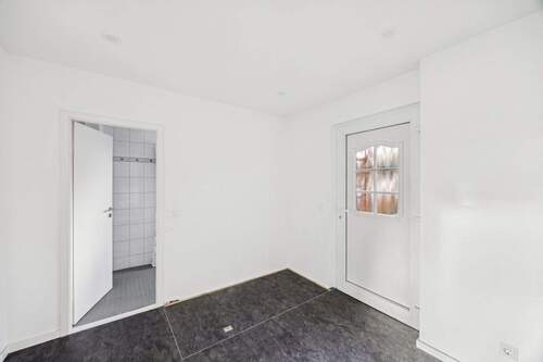 Zweiter Hauseingang mit Kellerklappe - 