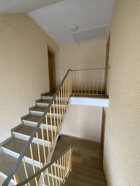 Treppenhaus/Wohnungseingang - 