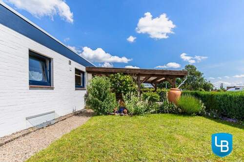 Blick zum Carport - 