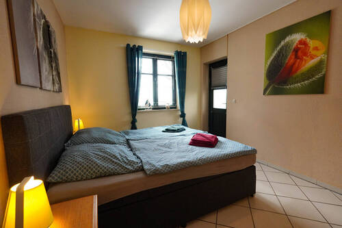 kl. FeWo: Schlafzimmer mit Eingangsbereich - 