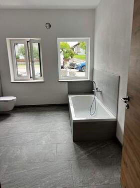 Badezimmer mit Wanne & Dusche - 5 Zimmer Etagenwohnung zur Miete in UNTERSCHAMBACH