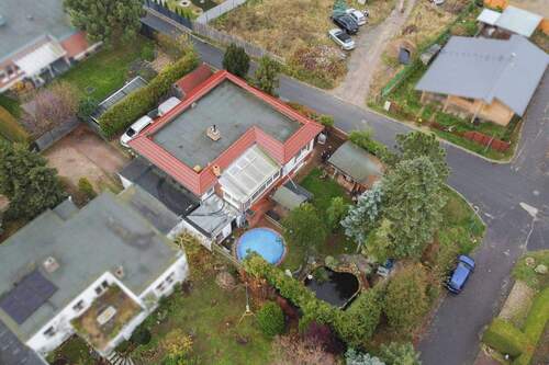 Luftbild Haus und Garten - Ruhiges Familienidyll mit Wintergarten, Pool, Kamin, Garage & großem Potenzial in Markendorf