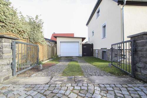 Hofeinfahrt mit Garage - 