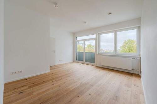 Lichterfülltes Wohnzimmer - Charlottenburg:Erstbezug nach Sanierung einer 3-Zimmer DG-Wohnung mit Lift & Stellplatz