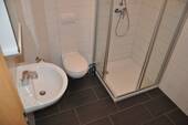 11 Nasszelle mit Dusche, WC und WB.JPG - 