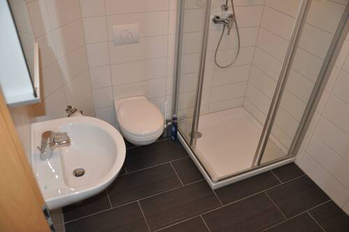 11 Nasszelle mit Dusche, WC und WB.JPG - 