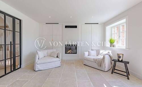 Wohnbereich mit Gaskamin - Doppelhaushälfte mit 239,00 m&sup2; in Wenningstedt-Braderup (Sylt) zum Kaufen