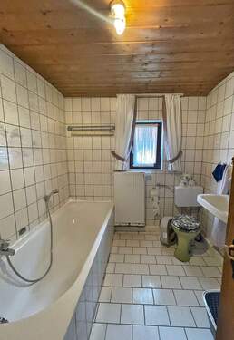 Badezimmer.jpg - Mehrfamilienhaus, Wohnhaus in Zwiesel