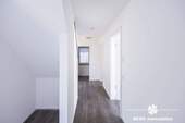 Flur/Eingang MAIS-Wohnung - Mehrfamilienhaus, Wohnhaus mit 218,90 m&sup2; in Haibach zum Kaufen