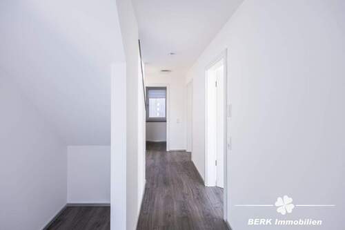 Flur/Eingang MAIS-Wohnung - Mehrfamilienhaus, Wohnhaus mit 218,90 m&sup2; in Haibach zum Kaufen