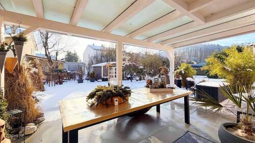 überdachte Terrasse mit anschließendem Garten - 