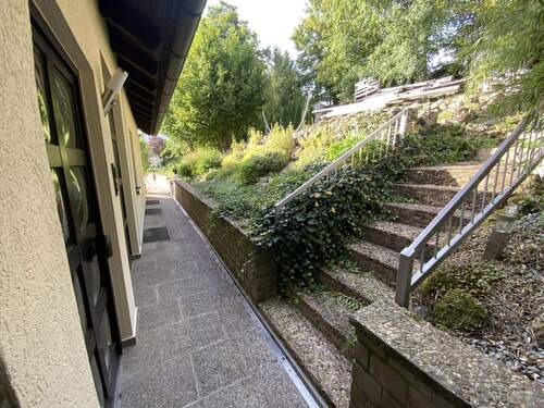 Hauseingang/ Treppe oberer Garten - 