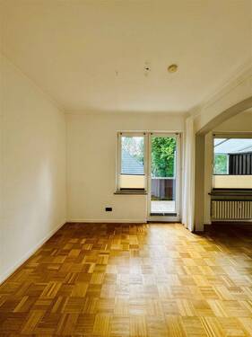 Wohnzimmer mit Balkonzugang (2) - 
