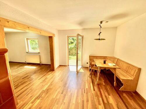 Wohnzimmer mit Tür zum Garten - 