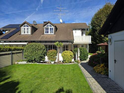 Hausansicht - Elegante Doppelhaushälfte mit Einliegerwohnung und Doppelgarage