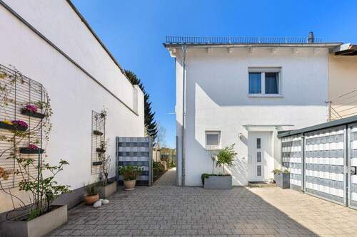 Hinterhaus Vorderansicht - 8 Zimmer Doppelhaushälfte zum Kaufen in Karlsruhe