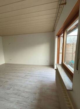 Wohnzimmer - (KI generiert) - 3 Zimmer Etagenwohnung in Erlangen