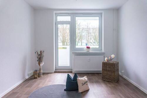 Wohnzimmer Vergleichswohnung - Ab sofort verfügbare 3-Raum-Wohnung mit Balkon