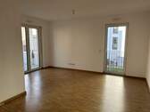 Wohn/Essbereich mit Zugang zum Balkon - 