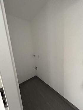 Abstellraum mit Waschmaschinenanschluss - 