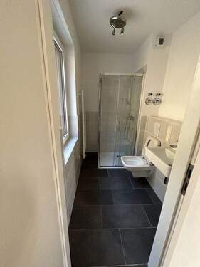 Badezimmer mit Dusche - Zugang vom Schlafzimmer - 