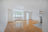 Wohnzimmer mit Erker - 3 Zimmer Etagenwohnung in München