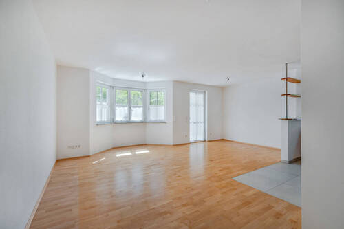 Wohnzimmer mit Erker - 3 Zimmer Etagenwohnung in München