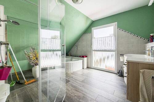 Badezimmer oben - Einfamilienhaus mit 139,20 m&sup2; in Priesendorf zum Kaufen