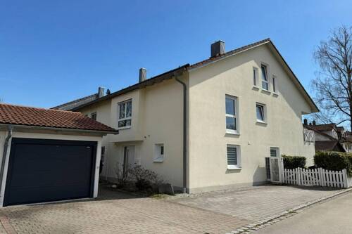 Außenansicht mit Garage - 