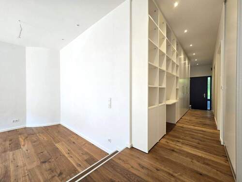 Flur mit Einbauschränken - 