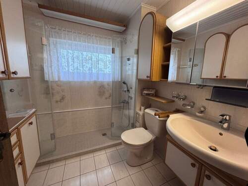 Badezimmer mit großer Dusche - 