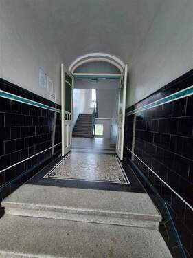 Treppenhaus/ Eingangsbereich - 2 Zimmer Etagenwohnung zur Miete in Kiel