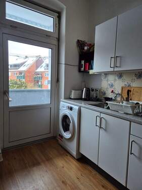 Küche mit Zugang zum Balkon - 