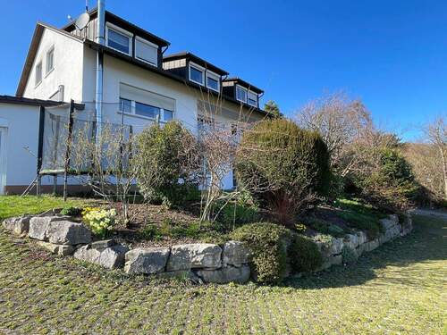 Außenansicht_Terrasse.jpeg - Ruhig gelegene und großzügige 4,5-Zi.-EG-Wohnung mit Terrasse in Horheim